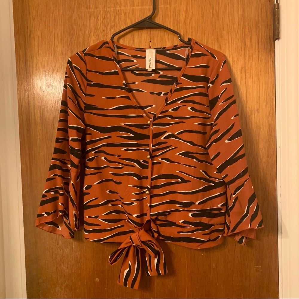 Tiger Tie Front Top Size L fits like a medium New